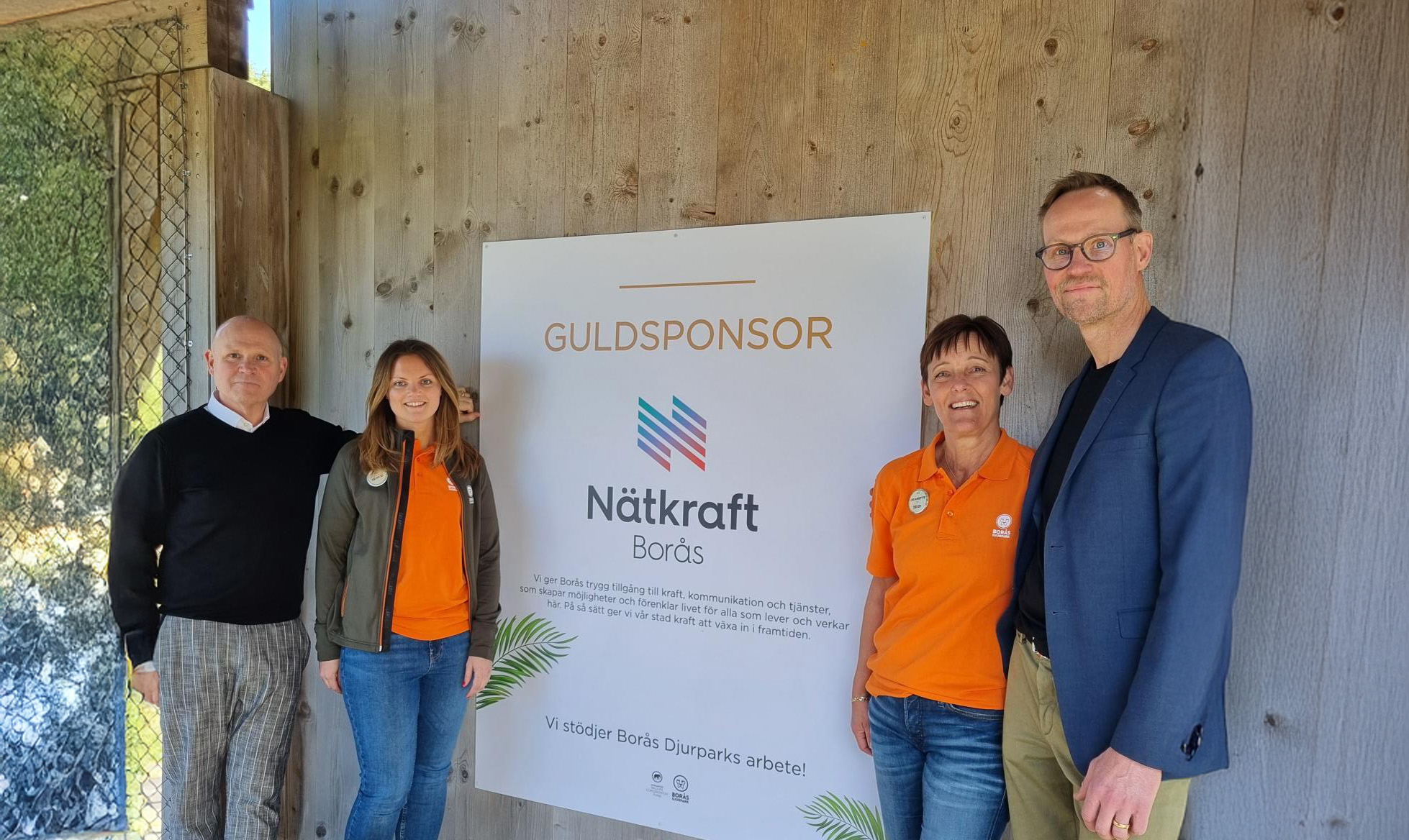 På bilden ser du Moa Åsbrink och Jeanette Lindström från djurparken tillsammans med Johan Ellison och Lars Hedendahl från Nätkraft Borås bredvid vår sponsorsskylt.